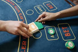 Mesin slot online dengan simbol buah dan angka keberuntungan